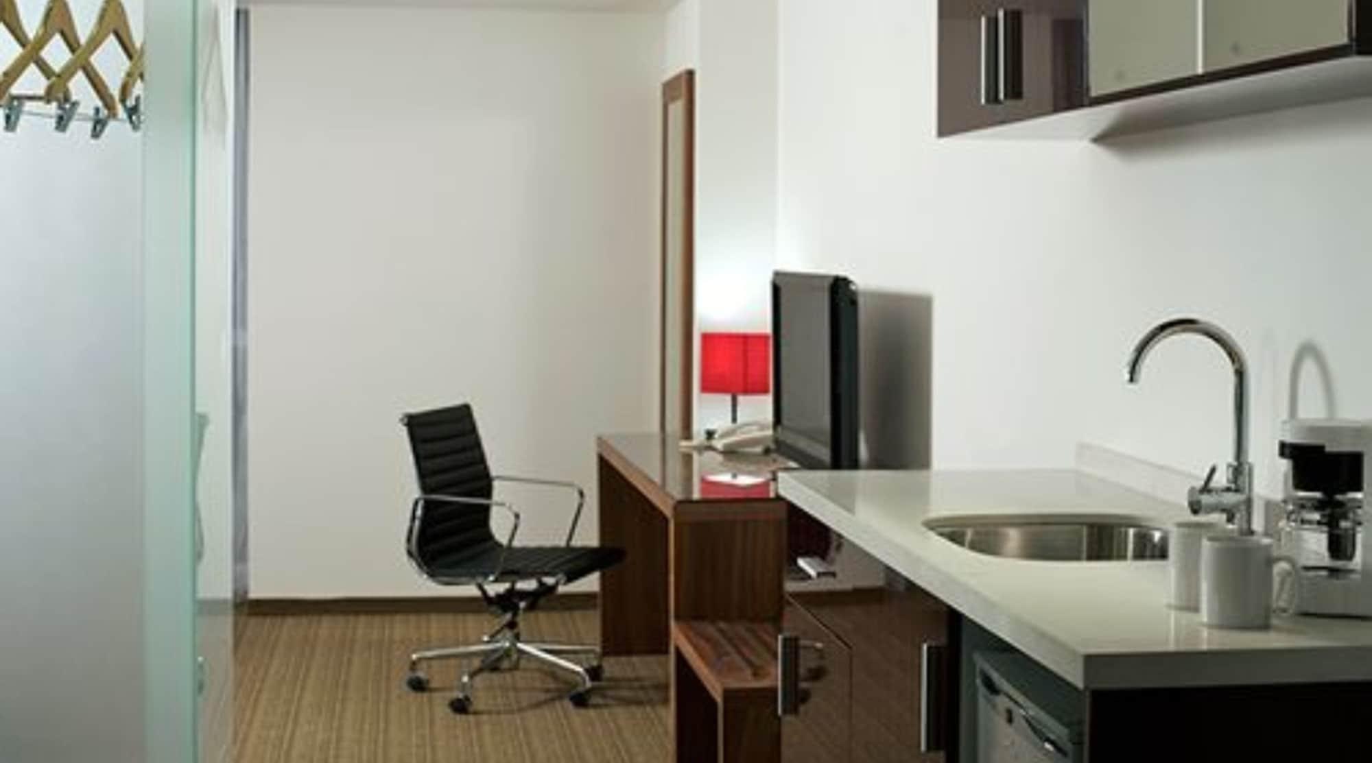 Casa Inn Premium Hotel Queretaro Miranda Екстер'єр фото A typical studio apartment