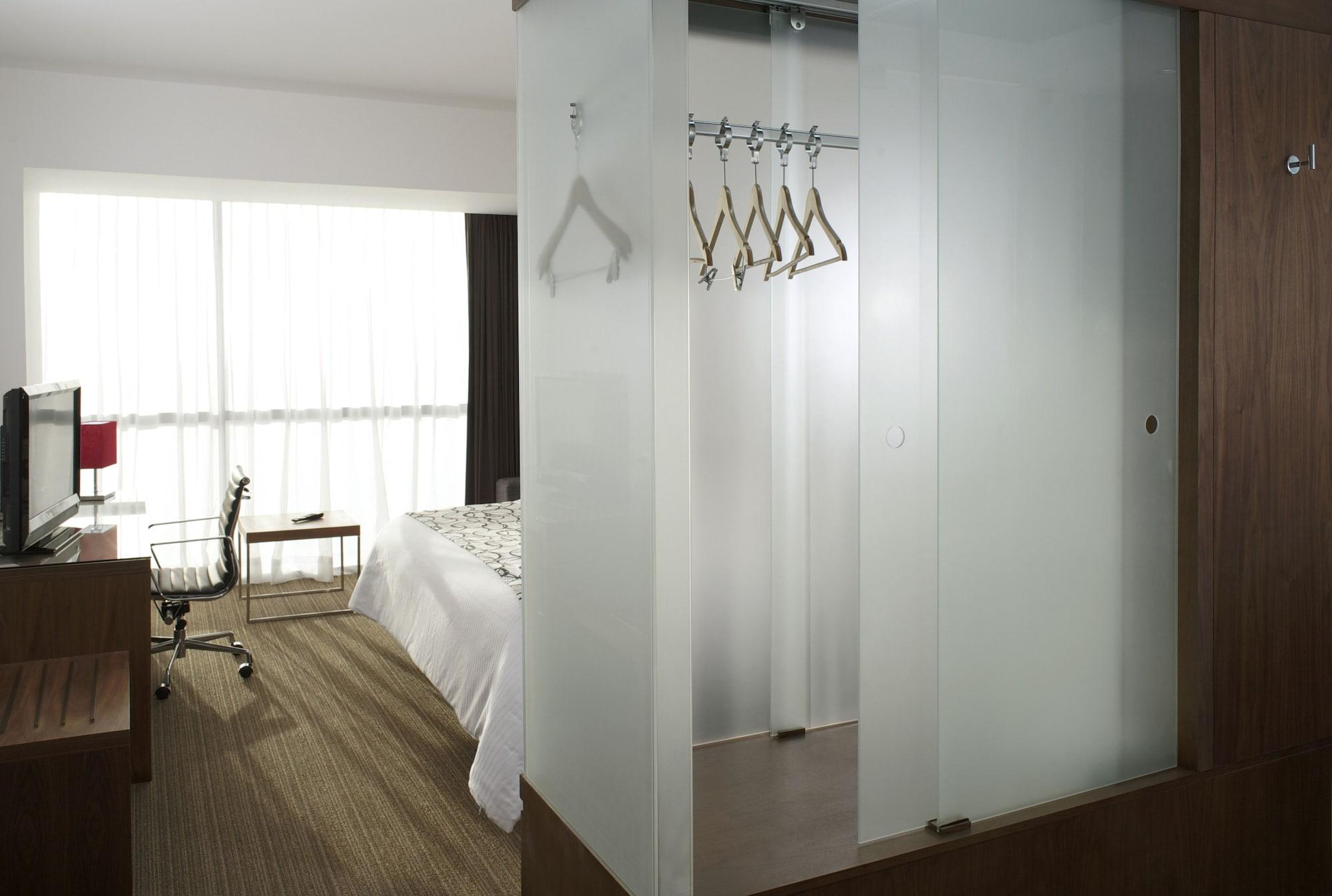 Casa Inn Premium Hotel Queretaro Miranda Екстер'єр фото A sliding door