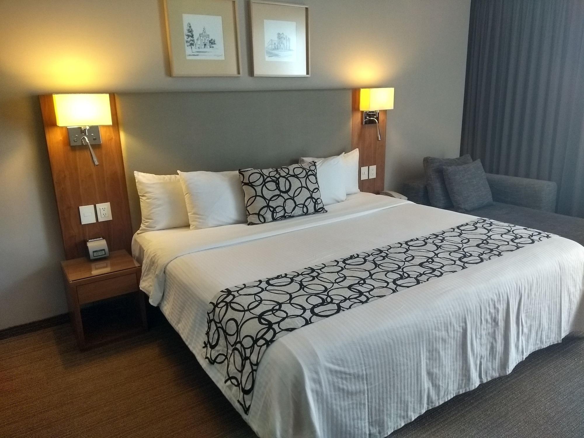 Casa Inn Premium Hotel Queretaro Miranda Екстер'єр фото A room at the hotel